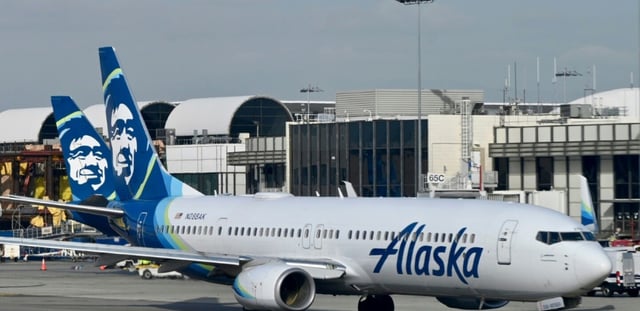 Un avion de la compagnie aérienne américaine Alaska Airlines sur le tarmac de l'aéroport international de Los Angeles, le 11 janvier 2023 en Californie