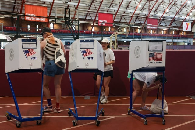 People vote in the mayoral primary election at the Park Slope Armory YMCA on June 24, 2025 in the Brooklyn borough of New York City. The latest polls show a near tie between former Governor Andrew Cuomo and his rival to the left, state Assemblymember Zohran Mamdani.  (Photo by Spencer Platt/Getty Images)