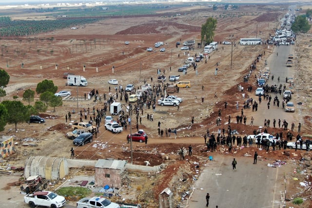 Les membres des forces de sécurité du gouvernement syrien déployés sur une route à Taarah, dans la province de Soueïda au sud de la Syrie, le 21 juillet 2025.