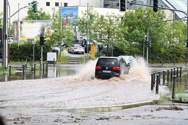 Durch Unwetter mit Starkregen ist es am Sonntag bereits zu einer überfluteten Fahrbahn am Saarbrücker Schanzenberg gekommen