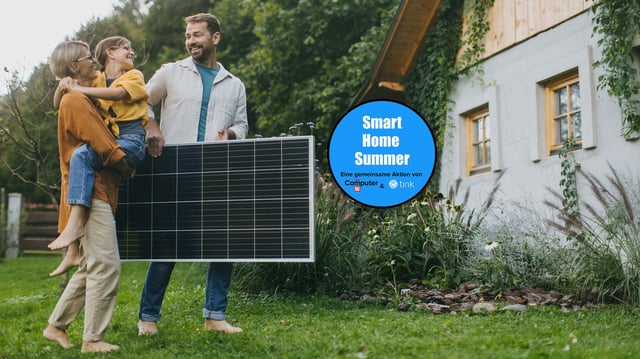 Familie mit Solarmodul in einem Garten