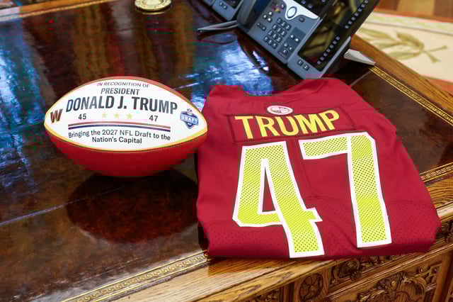 Ein NFL-Trikot mit Ball für Donald Trump liegt im Oval Office auf dem Schreibtisch des Präsidenten.