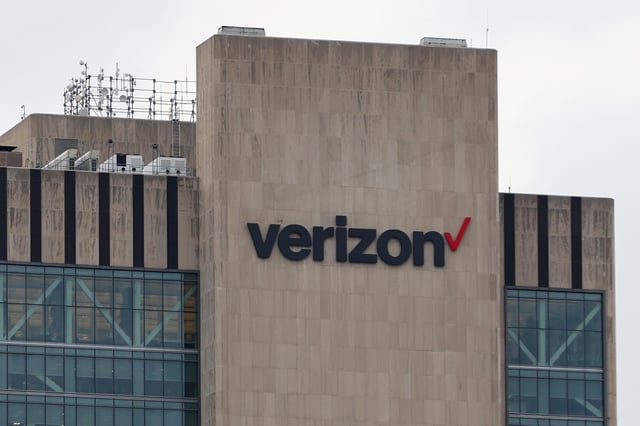 The Verizon logo is seen on the 375 Pearl Street building in Manhattan, New York City, U.S., November 22, 2021. REUTERS/Andrew Kelly/File photo