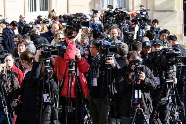 Des journalistes devant l'Elysée, le 27 mars.