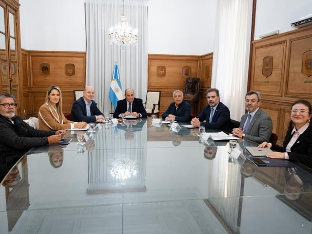 Consejo de Mayo Guillermo Francosa con Cristian Ritondo, en representación de la Cámara Baja; el secretario general de la UOCRA, Gerardo Martínez, en representación de los sindicatos; y el presidente de la UIA, Martín Rappallini, en representación del empresariado