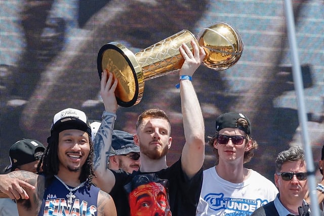 Hartenstein präsentiert stolz die wohl wichtigste Trophäe des Basketballs