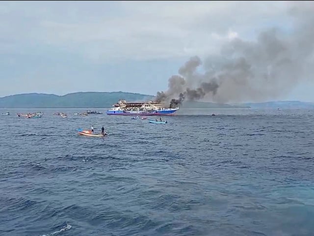 El buque se prendió fuego y más de 500 pasajeros debieron ser rescatados. Foto: AP