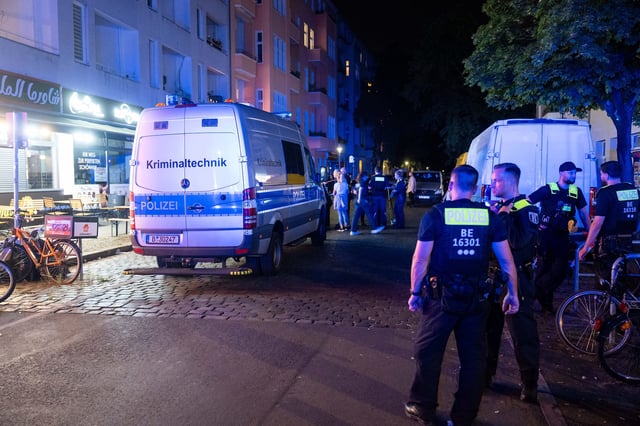 Polizisten stehen am Samstag an einem Tatort in Berlin-Gesundbrunnen