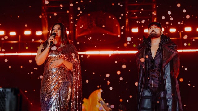 Himesh’s wife, Sonia Kapur, also joined him on-stage in a poignant moment that left the crowd cheering. 