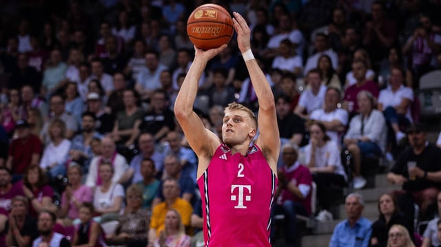 Ulm-Spieler Sam Gniesel mit dem Basketball in der Hand beim Wurf