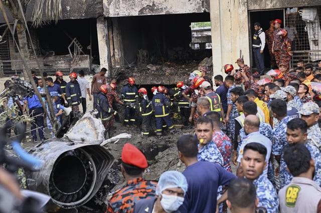 Bomberos buscan sobrevivientes tras el accidente de un avión de entrenamiento de la Fuerza Aérea de Bangladesh en un campus escolar poco después del despegue en Daca, Bangladesh, el lunes 21 de julio de 2025