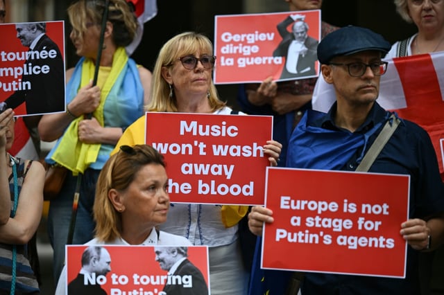 Des manifestants pro-Ukraine protestent contre l'invitation faite au chef d'orchestre russe Valri Guerguiev, le 19 juillet 2025 à Milan