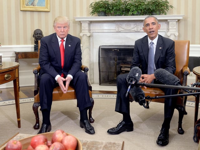 Obama lud Trump nach dessen Wahlsieg 2016 ins Weiße Haus ein. Nun hat der US-Präsident ein KI-generiertes Verschwörungsvideo geteilt, in dem Obama in Handschellen aus dem Oval Office abgeführt wird.