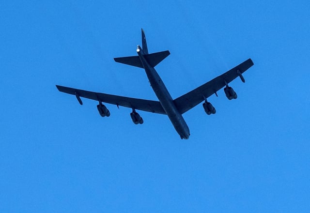 Beinahe-Zusammenstoß in den USA: Ein plötzlich vor ihm auftauchender Kampfbomber vom Typ B-52 hat ein Passagierflugzeug zu einem abrupten Manöver gezwungen.