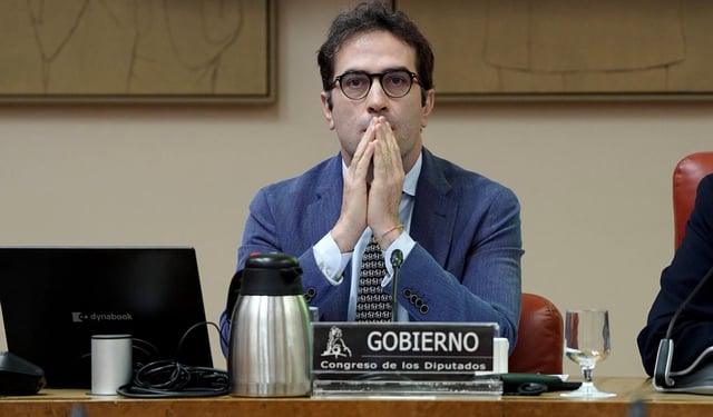 Carlos Cuerpo, ministro de Hacienda, durante su comparecencia en el Congreso de los Diputados para informar sobre los planes de relanzamiento comercial en las zonas afectadas por la DANA.