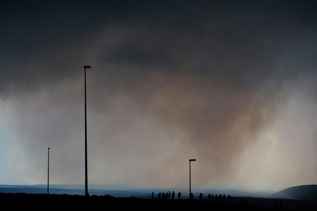 Der Ausbruch eines Vulkans hat weite Teile Islands in eine Vulkanwolke eingehüllt und zu einer hohen Luftverschmutzung geführt. Giftig ist das ausgestoßene Gas laut Experten zwar nicht, es kann aber zu Reizungen führen.