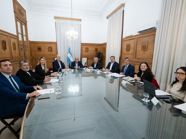 En el Ministerio de Desregulación

En representación del Poder Ejecutivo, el Ministro 
@fedesturze
 participó de la segunda reunión del Consejo de Mayo en Casa Rosada.
- FTP CLARIN