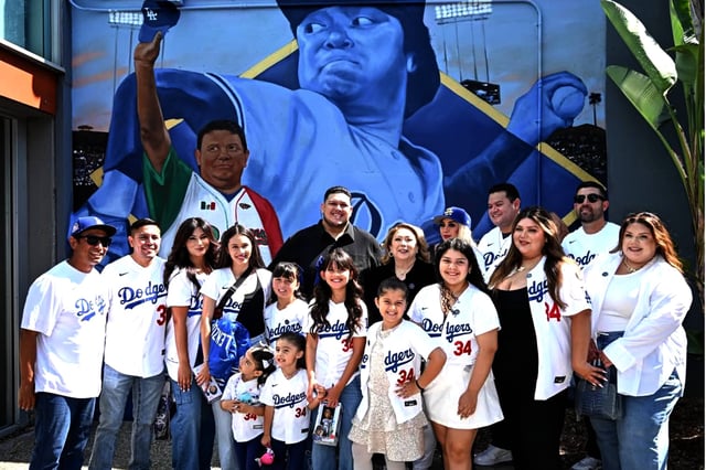 Develan impresionante mural de Fernando Valenzuela en el Dodger Stadium. (Foto: @dodgers)