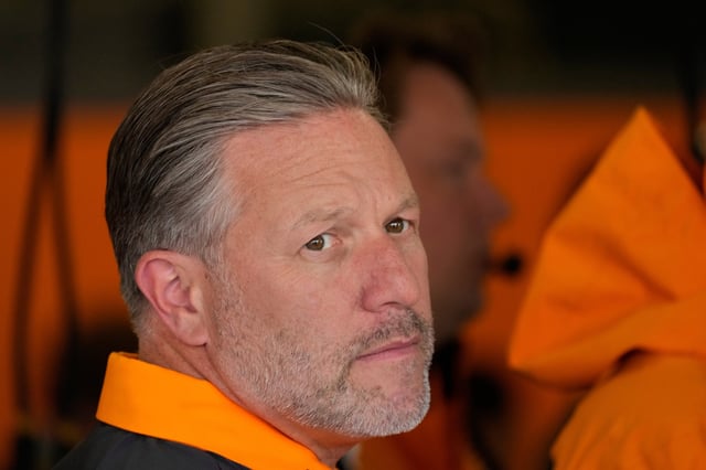 El jefe de McLaren, Zak Brown, reconoció que lo inquieta que Verstappen pueda saltar a Mercedes. (AP Foto/Darko Bandic)