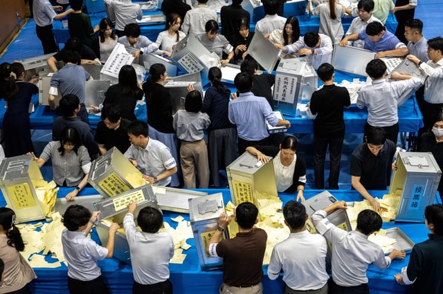 Funcionarios del comité electoral cuentan los votos de las elecciones a la cámara alta de Japón en Tokio, el 20 de julio de 2025