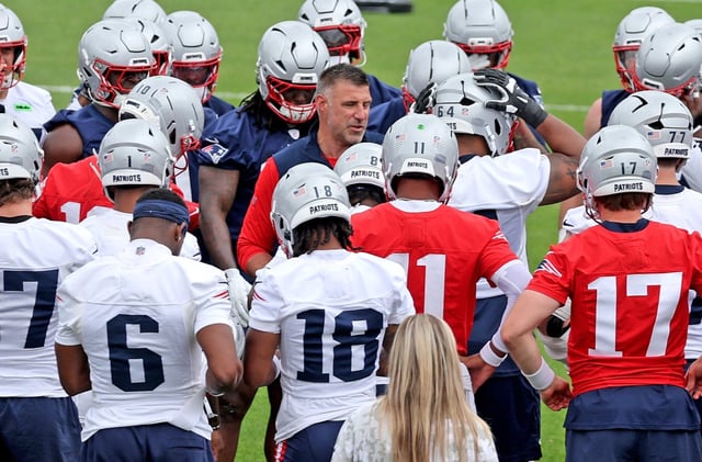 New England Patriots head coach Mike Vrabel talks to his team during mini-camp June 9 at Gillette Stadium.  (Photo By Matt Stone/Boston Herald)