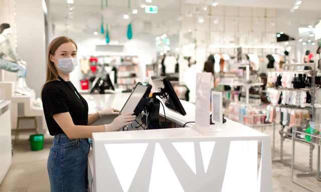 La entrada en vigor de la llamada Ley silla, ve por la salud laboral de miles de empleados que deben permanecer largas jornadas de trabajo estando de pie