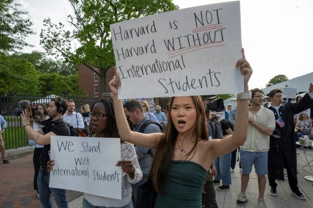 Der Rechtsstreit zwischen der US-Eliteuniversität Harvard und US-Präsident Donald Trump geht in eine neue Runde: Eine US-Bundesrichterin in Boston drängte die Trump-Regierung am Montag, die geplanten Milliarden-Einschnitte für Harvard zu begründen.