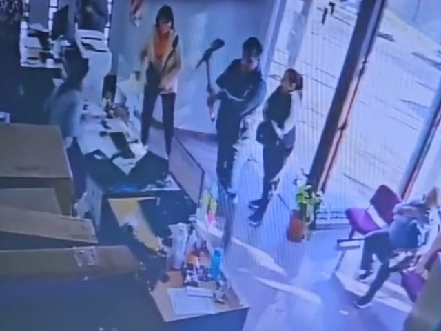 Un hombre entró con un pico a una oficina estatal en Santa Fe y causó pánico y destrozos