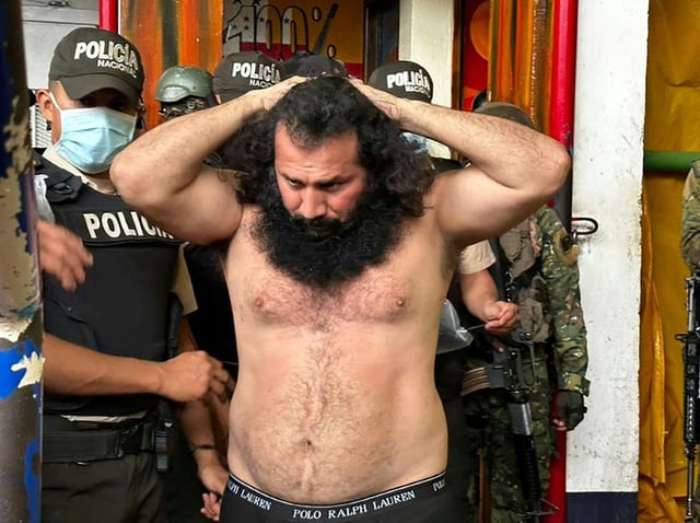 Photo diffusée par les Forces armées équatoriennes montrant Adolfo Macias, alias Fito, chef du gang criminel Los Choneros, pendant son transfert vers le complexe de haute sécurité Roca  à Guayaquil, Équateur, le 12 août 2023