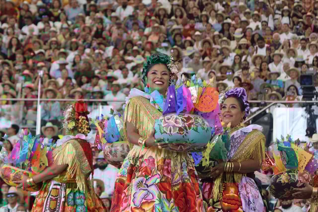 OAXACA DE JUÁREZ, OAXACA, 21JUNIO2025.- Con un lleno total dio inicio la primera función de los Lunes del Cerro en el auditorio Guelaguetza, la máxima fiesta de los oaxaqueños reúne a los pueblos de las 8 regiones de Oaxaca y es una muestra de la riqueza cultural del estado. La celebración es presidida por el gobernador del estado, Salomón Jara Cruz. FOTO: CAROLINA JIMÉNEZ MARISCAL/CUARTOSCURO.COM