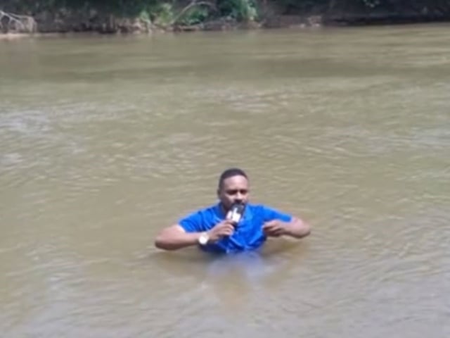 Un periodista en un río de Abacabal, en Brasil, antes de tropezarse con un supuesto cadáver. Foto: TikTok