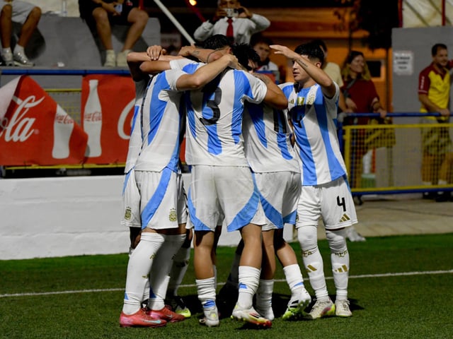 El festejo de los chicos del Sub 17, que debutaron con una victoria en Valencia