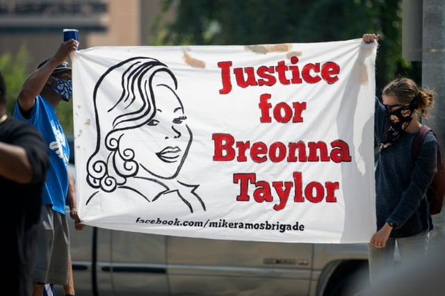 Ein ehemaliger US-Polizist ist wegen seiner Beteiligung an der Tötung der Afroamerikanerin Breonna Taylor im Jahr 2020 zu 33 Monaten Haft verurteilt worden.