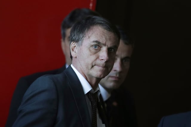 El viernes pasado, Moraes ordenó una serie de medidas cautelares contra Bolsonaro, entre ellas, el uso obligatorio de una tobillera electrónica, la prohibición de utilizar redes sociales y la prohibición de contactar a otros investigados en el caso.  (AP Photo/Eraldo Peres)