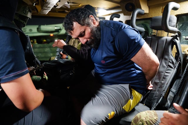 Imagen de archivo del 25 de junio de 2025 de Adolfo Macías, alias &#34;Fito&#34;, durante su traslado bajo resguardo militar al Centro de Rehabilitación Social La Roca, en Guayaquil, Ecuador