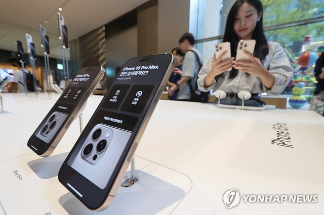 This file photo, taken September 20, 2025, shows an Apple Store in Seoul. (Yonhap)