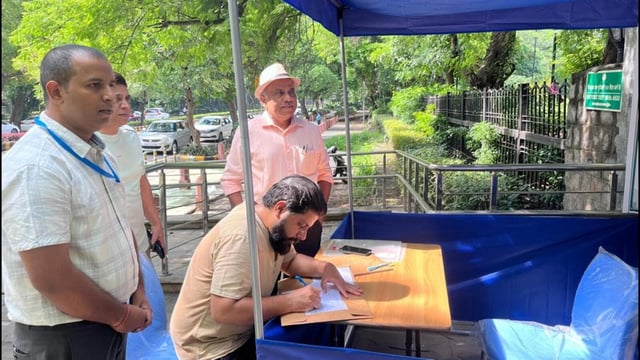 DPCC officials during survey at the Nehru Park. (HT Photo)