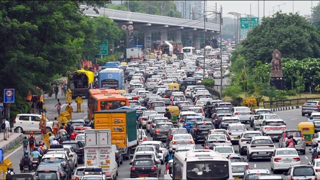 Traffic at Dhaula Kuan on Monday. (Vipin Kumar/HT Photo)