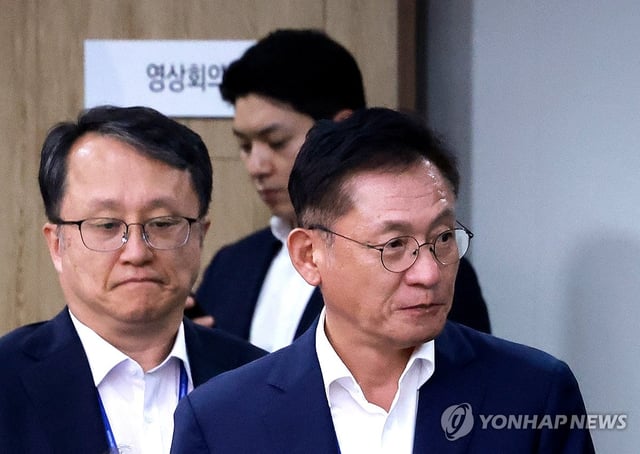 Kang Jun-wook (L), the presidential secretary for national integration, enters a meeting of presidential senior aides and secretaries held at the presidential office in Seoul on July 22, 2025. (Yonhap)
