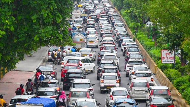 A long snarl on Noida-Greater Noida Expressway on Monday, The school closure notice anticipated more such traffic disruptions in the next couple of days. (Sunil Ghosh/HT Photo)