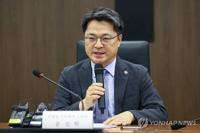 This file photo, taken July 8, 2025, shows First Vice Industry Minister Moon Shin-hak speaking at a meeting on the response to U.S. tariff measures held in Seoul. (Yonhap)