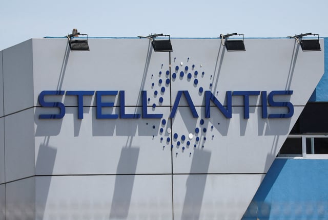Le logo de Stellantis sur l’une de ses usines d’assemblage à Toluca,au Mexique, où l’entreprise a annoncé qu’elle suspendait sa production.