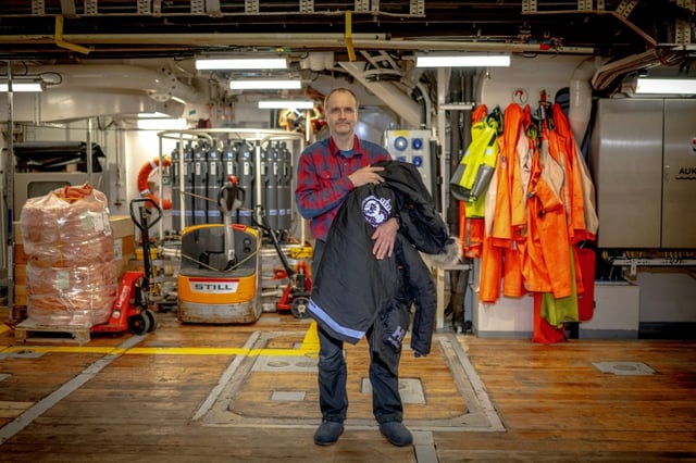 Le responsable du programme "ours polaires" de l'Institut polaire norvégien (NPI), Jon Aars, pose à bord du navire scientifique "Kronprins Haakon" dans l'est du Spitzberg, dans l'archipel du Svalbard, le 10 avril 2025