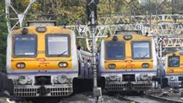 Mumbai... 02 May 2012.... News... Trains on all the tracks are halted due to the technical problem between Churchgate and Marine Lines station causing half an hour delay for local trains on Western Railway in the evening on Wednesday... HT photo by Mahendra Parikh (Hindustan Times)