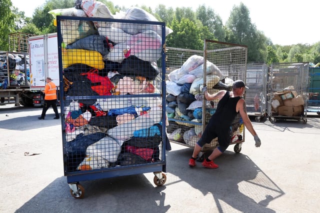 Dans un centre Le Relais de Bruay-la-Buissière (Pas-de-Calais) le 18 juillet. L’entreprise collecte 80 000 tonnes de déchets textiles par an.