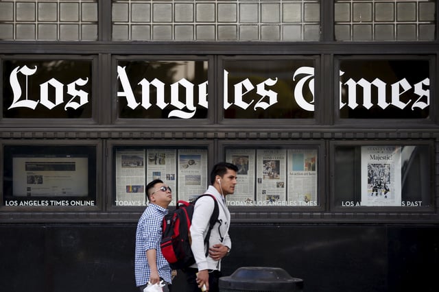 People walk past the building of Los Angeles Times newspaper, in Los Angeles, California, U.S., April 27, 2016. REUTERS/Lucy Nicholson/ File Photo