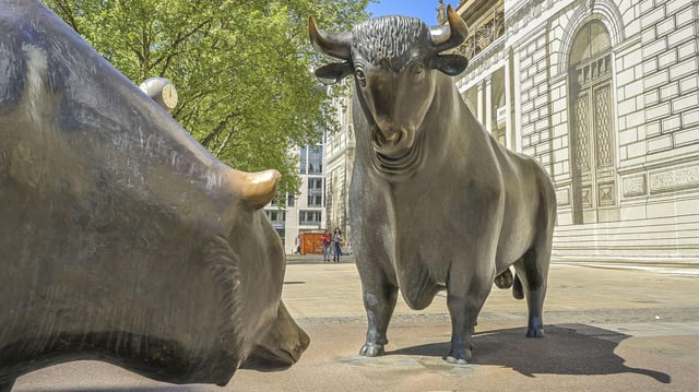 Die Statue "Der Bulle und der Bär" vor der Frankfurter Börse.