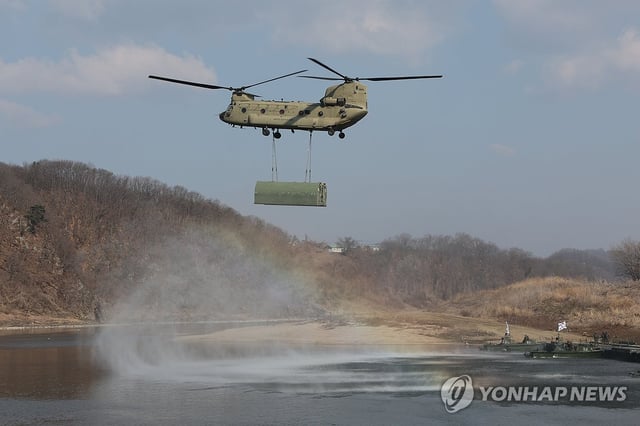 This March 20, 2024, file photo shows a CH-47 Chinook helicopter taking part in South Korea-U.S. combined drills in the border county of Yeoncheon. (Yonhap)