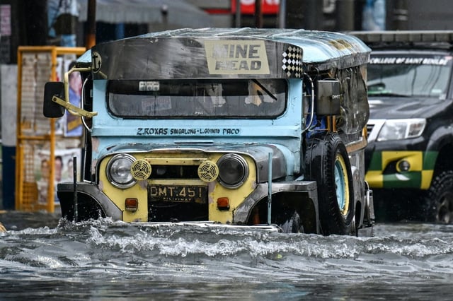 Inondations à Manille après de fortes pluies de mousson, le 22 juillet 2025 aux Philippines