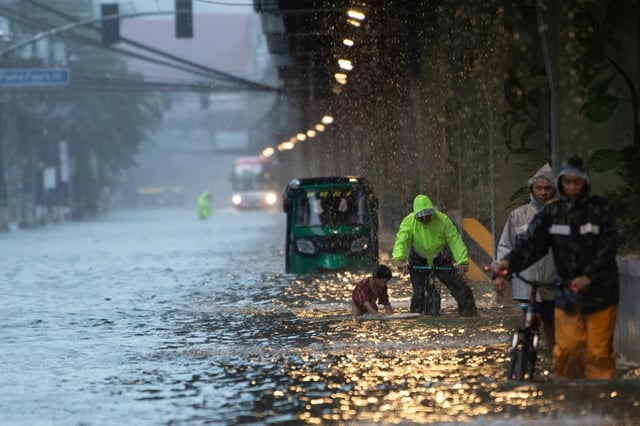 Inondations à Manille après de fortes pluies de mousson, le 22 juillet 2025 aux Philippines